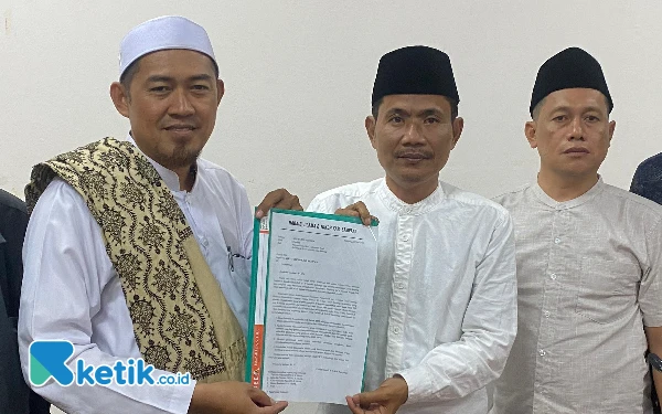 Foto Habib Abdurrahman saat menyerahkan dokumen tuntutan kepada DPRD Kabupaten Sampang Madura (Foto: Mat Jusi/Ketik.co.id).