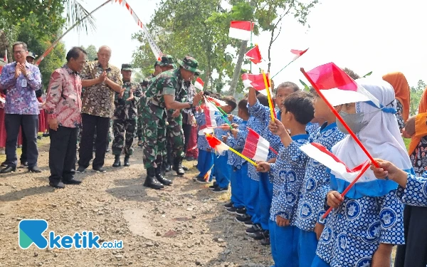 Foto Kehadiran Dandim 0732/Sleman Letkol Inf Mohammad Zainollah, S Hub Int MM, dilokasi TMMD Sengkuyung Tahap III TA 2024 disambut meriah dan antusias oleh puluhan murid TK ABA Kaliduren dan SDN Kaliduren, Moyudan yang telah menunggu berjejer rapi di kanan kiri jalan. (Foto: Fajar Rianto/Ketik.co.id)