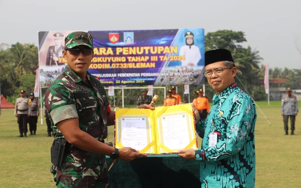 Foto Dandim 0732/Sleman Letkol Inf Mohammad Zainollah dan Sekda Sleman Susmiarto dalam rangkaian upacara penutupan TMMD  Sengkuyung Tahap III TA 2024, Kodim 0732/Sleman. (Foto: Pendim 0732/Sleman/Ketik.co.id)