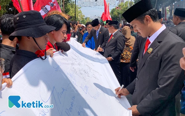 Foto Anggota DPRD Kota Blitar saat menandatangani kesepakatan bersama, Jumat (23/8/2024). (Foto: Favan/ketik.co.id)