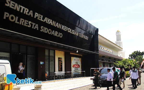 Foto Jajaran pengurus DPC PKB Sidoarjo mendatangi kantor Sat Intelkam Polresta pada Jumat (23/8/2024). (Foto: Fathur Roziq/Ketik.co.id)