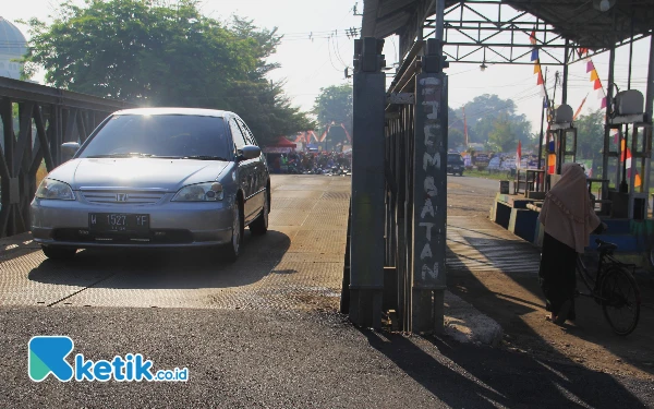 Foto Mobil sedan melewati jembatan Bailey Kedungpeluk yang sudah selesai dibangun dan bisa  langsung dilewat. (Foto: Fathur Roziq/Ketik.co.id)