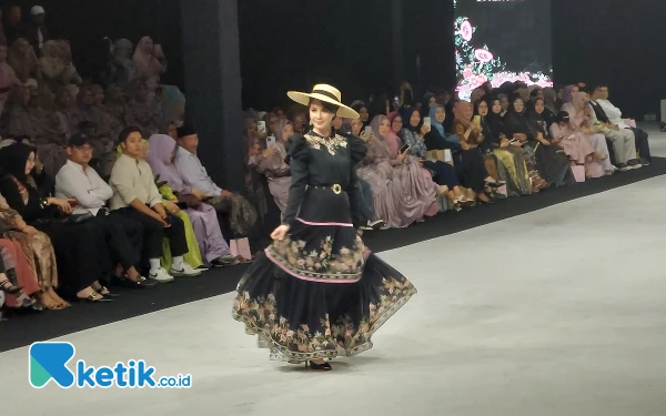 Gita Orlin Memukau di Surabaya Fashion Parade 2024 dengan Koleksi Bertema Bunga Sepatu