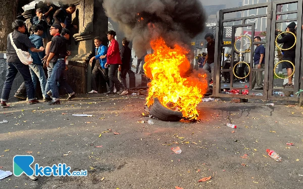 Foto Aksi bakar ban mahasiswa Kota Malang yang marah dengan sikap tidak taatnya DPR terhadap konstitusi. (Foto: Lutfia/Ketik.co.id)