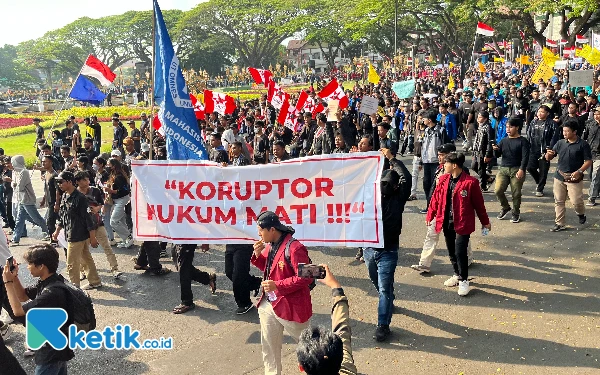 Foto Ribuan massa aksi yang memenuhi depan Gedung DPRD Kota Malang. (Foto: Lutfia/Ketik.co.id)