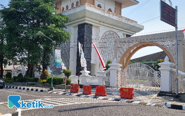 Foto Gerbang berikut bagian bawah menara Masjid Agung Sleman terlihat gagah dari luar. (Foto: Fajar Rianto/Ketik.co.id)