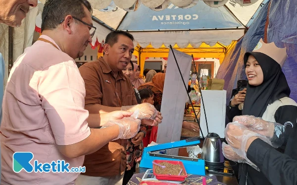 Foto Kepala LP2M Yuli Witono (berbaju merah muda) dan Warek Unej Bidang Kemahasiswaan dan Alumni Fendi Setyawan tinjau pameran produk herbal bahan baku kulit kopi (23/8/2024) (Foto: Fenna/Ketik.co.id)