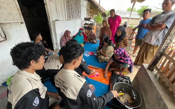 Mahasiswa Unej Kenalkan Masyarakat Desa Suci Olah Limbah Biji Karet Jadi Keripik