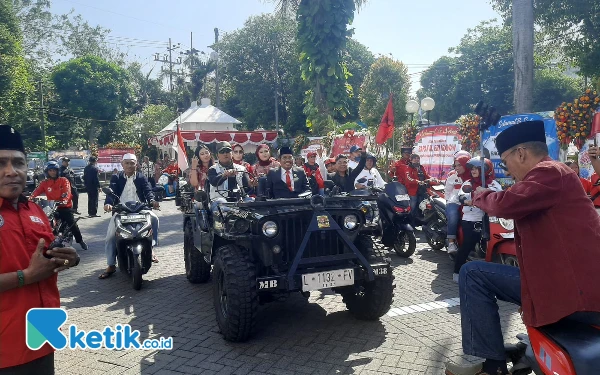 Foto Budi Leksono datang dengan mobil Jeepnya. (Foto: Shinta Miranda/Ketik.co.id)