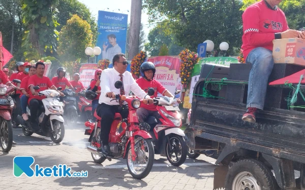 Foto Sukadar Petahana DPRD Surabaya datang dengan motor classic. (Foto: Shinta Miranda/Ketik.co.id)