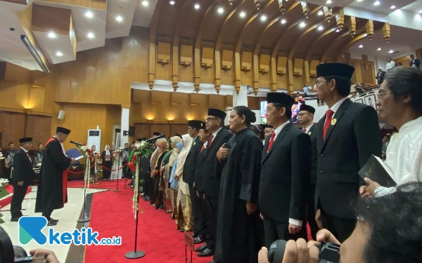 Foto Pengambilan sumpah jabatan di Pelantikan Anggota Dewan DPRD Surabaya. (Foto: Shinta Miranda/Ketik.co.id)