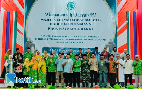 Foto Asisten II Sekda Kaimana Dedi Djunaedi Ombaier saat foto bersama kegiatan Musyawarah Daerah IV MUI Kabupaten Kaimana di gedung pertemuan Krooy (foto La Jen/Ketik.co.id)