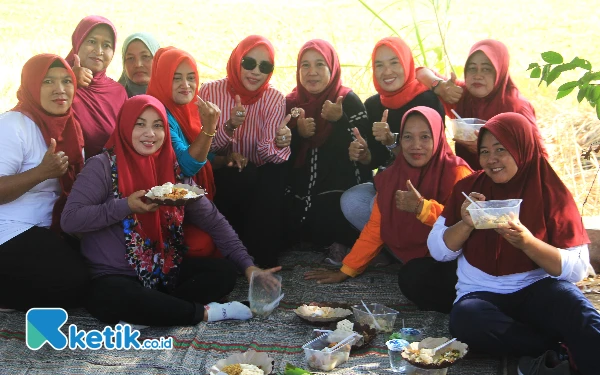 Foto Mak Mimik foto bareng dengan emak-emak lain setelah senam pagi dan makan bersama di dekat lapangan bola Desa Kedungpeluk. (Foto: Fathur Roziq/Ketik.co.id)