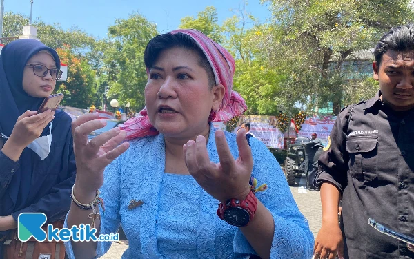 Foto Perwakilan Aliansi Perempuan Peduli Pesisir Pantai, Mak Cik Ivonne saat menolak reklamasi. (Foto: Shinta Miranda/Ketik.co.id)