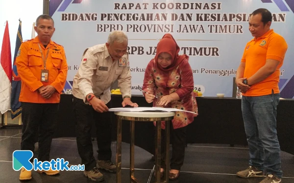 Foto Penandatanganan MOU oleh Rakhmad Subekti Kimiawan SRPB dan Kusuma Winahayu RRI Surabaya (foto : Sutejo / ketik.co.id)