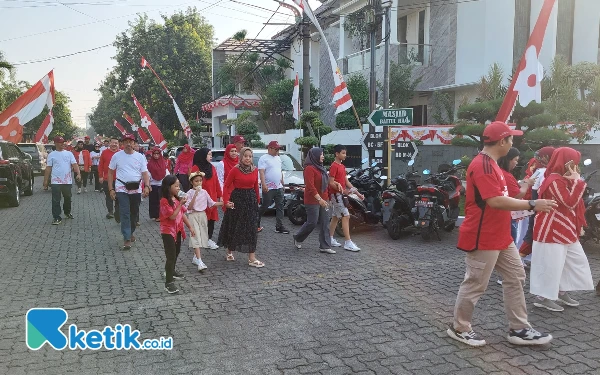 Foto Ratusan warga RW 11 Kelurahan Karah saat mengikuti kegiatan jalan sehat. (Foto: Husni Habib/Ketik.co.id)