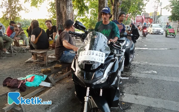 Foto Pemolesan dengan silikon agar motor pelanggan nampak kinclong. (Foto: Suyono/ketik.co.id)