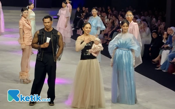 Foto Gladys (tengah) saat menyapa para penggemar fashion di SFP 2024. (Foto: Husni Habib/Ketik.co.id)