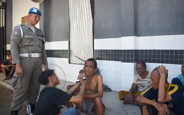 Foto Salah satu remaja terlihat sedang menyuapi ODGJ penghuni Liponsos. (Foto: Humas Pemkot Surabaya)