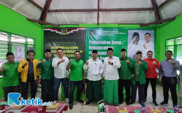 Foto Pengurus DPW PPP dan DPC Sleman foto bersama pasangan Harda K - Danang M, serta perwakilan unsur pengurus partai yang tergabung dalam Koalisi Sleman Baru (KSB). (Foto: Fajar Rianto/Ketik.co.id)