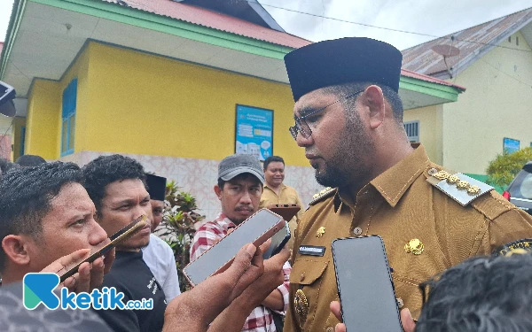 Foto Bassam Kasuba saat diwawancarai (Foto Mursal Bahtiar)