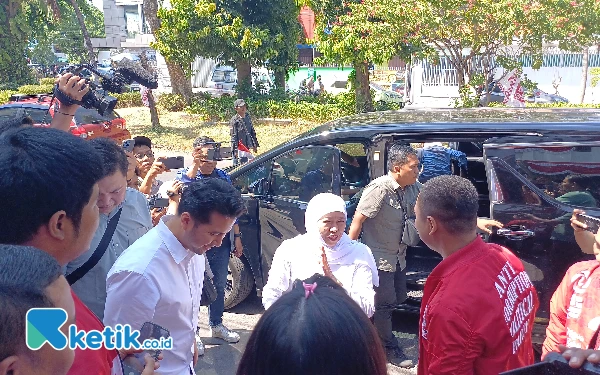 Foto Khofifah dan Emil datang ke kantor PSI Jatim untuk menerima syarat pendaftaran KPU Jatim, Senin, 26 Agustus 2024. (Foto: Khaesar/Ketik.co.id)