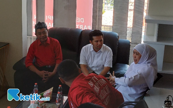 Foto Khofifah dan Emil terlihat datangi kantor PSI Jatim untuk menerima surat B1 KWK, Senin, 26 Agustus 2024. (Foto: Khaesar/Ketik.co.id)