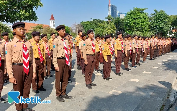 Foto Para peserta upacara peringatan Hari Pramuka ke-63 di Balai Kota Surabaya. (Foto: Husni Habib/Ketik.co.id)