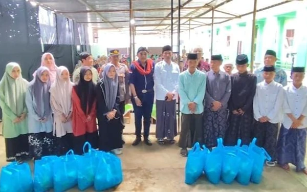 Foto Pemberian bingkisan untuk masyarakat yang hadir. (Foto: YBSI)