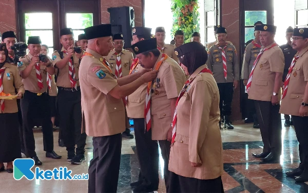 Foto Prosesi pemberian pencana melati kepada Moch Talha yang disematkan langsung oleh Ketua Kwarda Gerakan Pramuka Jawa Timur Arum Sabil. (Foto: Husni Habib/Ketik.co.id)