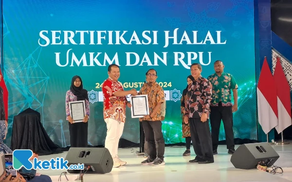 Foto Penyerahan sertifikasi halal kepada UMKM oleh Kepala KPwBI Jember Gunawan dan Bupati Jember Hendy Siswanto (25/8/2024) (Foto: Fenna/Ketik.co.id)