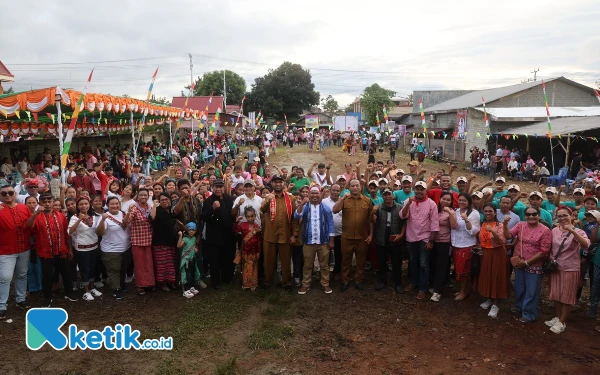 Foto Bupati Bassam Kasuba Berfoto Bersama Jemaat GPM (Foto Mursal Bahtiar/Ketik.co.id)