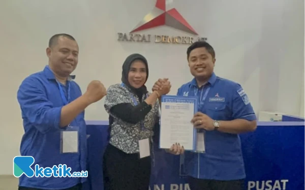 Foto Hj Mimik Idayana diapit oleh Zahlul Yussar di kanan dan Sekretaris Partai Gerindra Sidoarjo Sujayadi.  (Foto; istimewa)