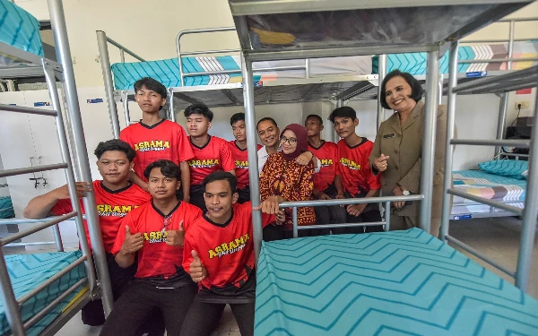 Foto Wali Kota Surabaya Eri Cahyadi dan sang istri Rini Indriyani berfoto bersama sejumlah anak penghuni Asrama Anak Asuh Bibit Unggul. (Foto: Humas Pemkot Surabaya)