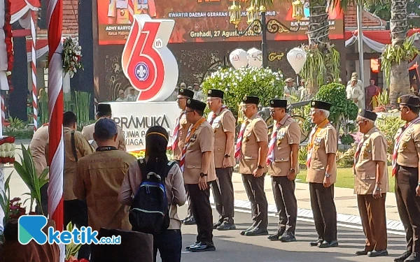 Foto Pj Gubernur Jatim Adhy Karyono menerima lencana melati, Selasa, 27 Agustus 2024. (Foto: Khaesar/Ketik.co.id)