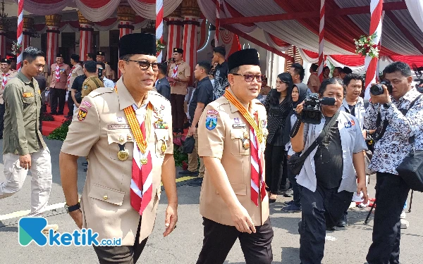 Foto Ketua Kwarnas Gerakan Pramuka Budi Waseso dan Pj Gubernur Jatim Adhy Karyono mendatangi paduan suara di upacara hari Pramuka ke-63 di Gedung Negara Grahadi, Selasa, 27 Agustus 2024. (Foto: Khaesar/Keti.co.id)