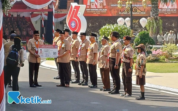 Foto Penyerahan KTA elektronik secara simbolis kepada Ketua Kwarda Pramuka Jatim HM Arum Sabil (Foto: Fatimah/Ketik.co.id)