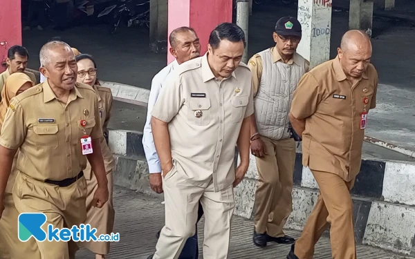 Foto Pj Wali Kota Malang Iwan Kurniawan saat meninjau Pasar Besar. (Foto: Lutfia/Ketik.co.id)