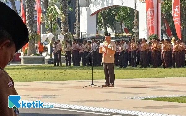 Foto Ketua Kwarda Gerakan Pramuka Jatim Arum Sabil saat memberikan sambutam di upacara peringatan Hari Pramuka, Selasa, 27 Agustus 2024. (Foto: Khaesar/Ketik.co.id)