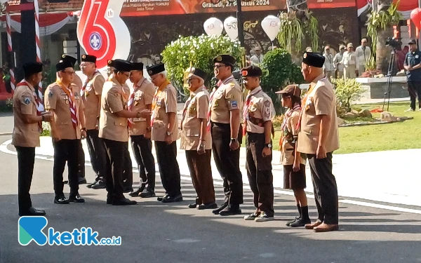 Foto Pemberian lencana yang diberikan ketua Kwarnas Gerakan Pramuka Budi Waseso di Gedung Negara Grahadi, Selasa, 27 Agustus 2024. (Foto: Khaesar/Ketik.co.id)