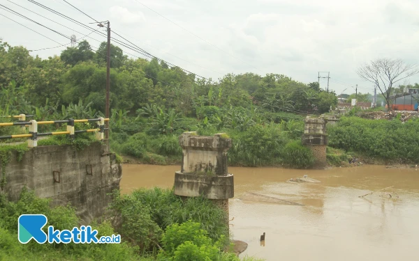 Thumbnail Berita - Usai Roboh Tiga Tahun Silam, Kini Jembatan Patihan Kota Madiun Dalam Pembangunan