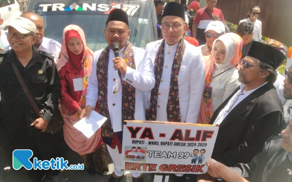 Foto Gus Yani bersama dr Alif saat menyampaikan ucapan terima kasih pada para pendukungnya. (foto : Sutejo / ketik.co. id)