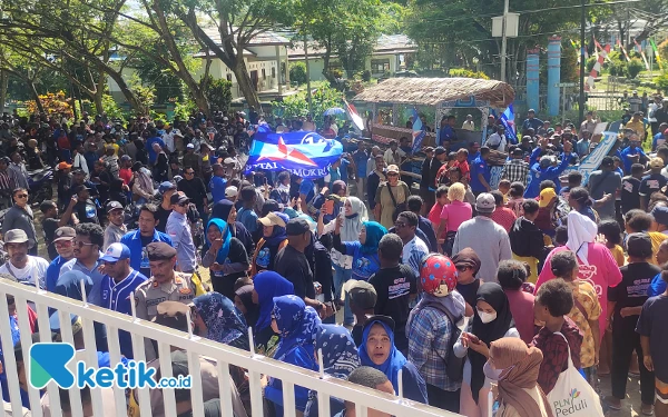 Foto Ribuan massa pendukung RUBI membludak di depan Kantor KPU Raja Ampat. (Foto: Abi/ Ketik.co.id)