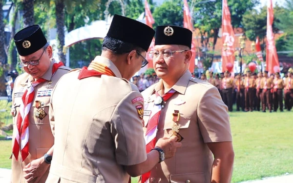 Thumbnail Berita - Pj Wali Kota Batu Aries Agung Paewai Terima Penghargaan Lencana Darma Bakti dari Kwarnas Pramuka