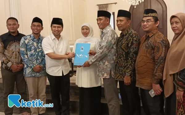 Foto Partai Gelora juga memberikan surat B1 KWK ke pasangan Khofifah-Emil, Selasa, 27 Agustus 2024. (Foto: Khaesar/Ketik.co.id)