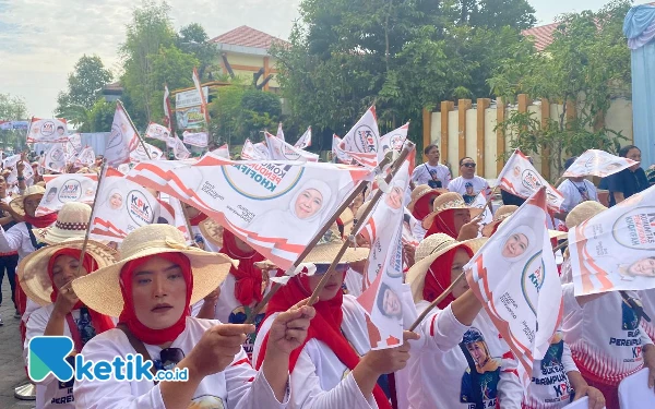 Thumbnail Ribuan Relawan hingga Tokoh Ulama Jatim Penuhi Rumah Khofifah Jelang Mendaftar ke KPU Jatim