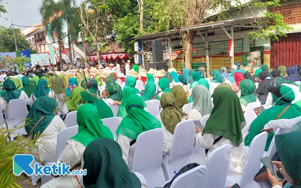 Foto Ribuan relawan siap mengantarkan Khofifah dan Emil mendaftar ke KPU Jatim. (Foto: Husni Habib/Ketik.co.id)