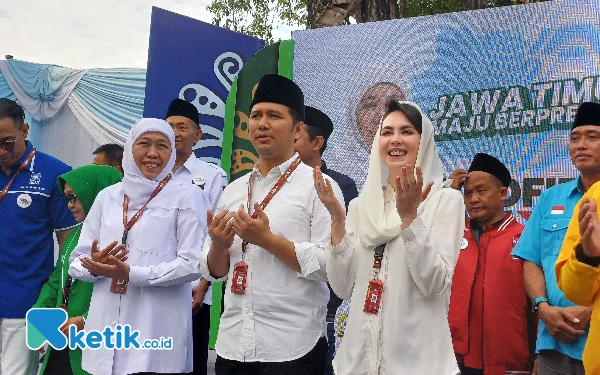 Foto Khofifah Indar Parawansa dan Emil Dardak serta istrinya Arumi Bachcin akan berangkat ke KPU Jatim, Rabu, 28 Agustus 2024. (Foto: Khaesar/Ketik.co.id)