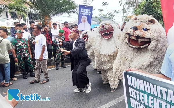 Thumbnail Mengenal Rontek Singo, Kesenian Khas Bondowoso yang Iringi Pendaftaran Khofifah-Emil ke KPU Jatim