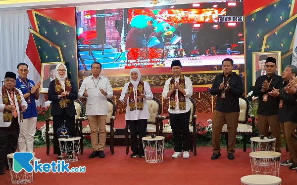 Foto Proses pendaftaran Khofifah dan Emil di KPU Jatim, Rabu, 28 Agustus 2024. (Foto: Khaesar/Ketik.co.id)